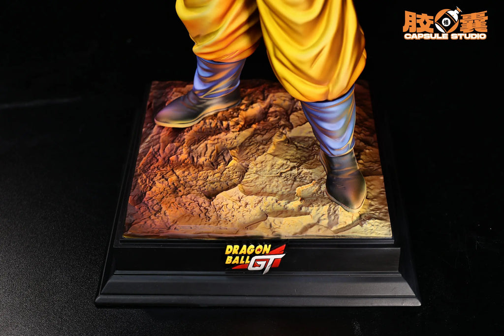 Capsule Studio - Dragon Ball Super Saiyan 4 Goku Clasps His Fists