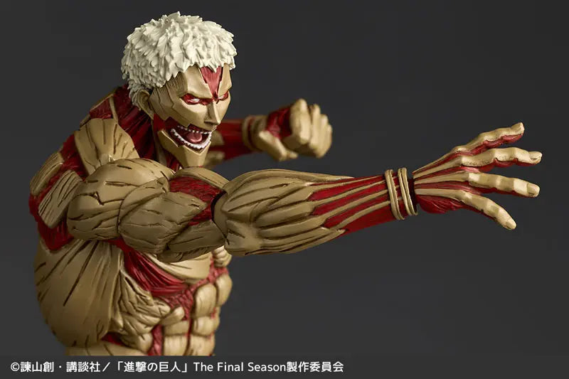 Kaiyodo - Revoltech Amazing Yamaguchi Attack on Titan Armored Titan & Female Titan (Licensed)