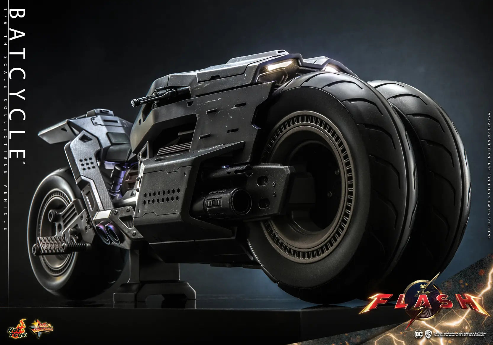 Hottoys - The Flash - Batman and Batcycle - 1/6th Scale MMS703 MMS704 MMS705 (Licensed)