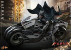 Hottoys - The Flash - Batman and Batcycle - 1/6th Scale MMS703 MMS704 MMS705 (Licensed)