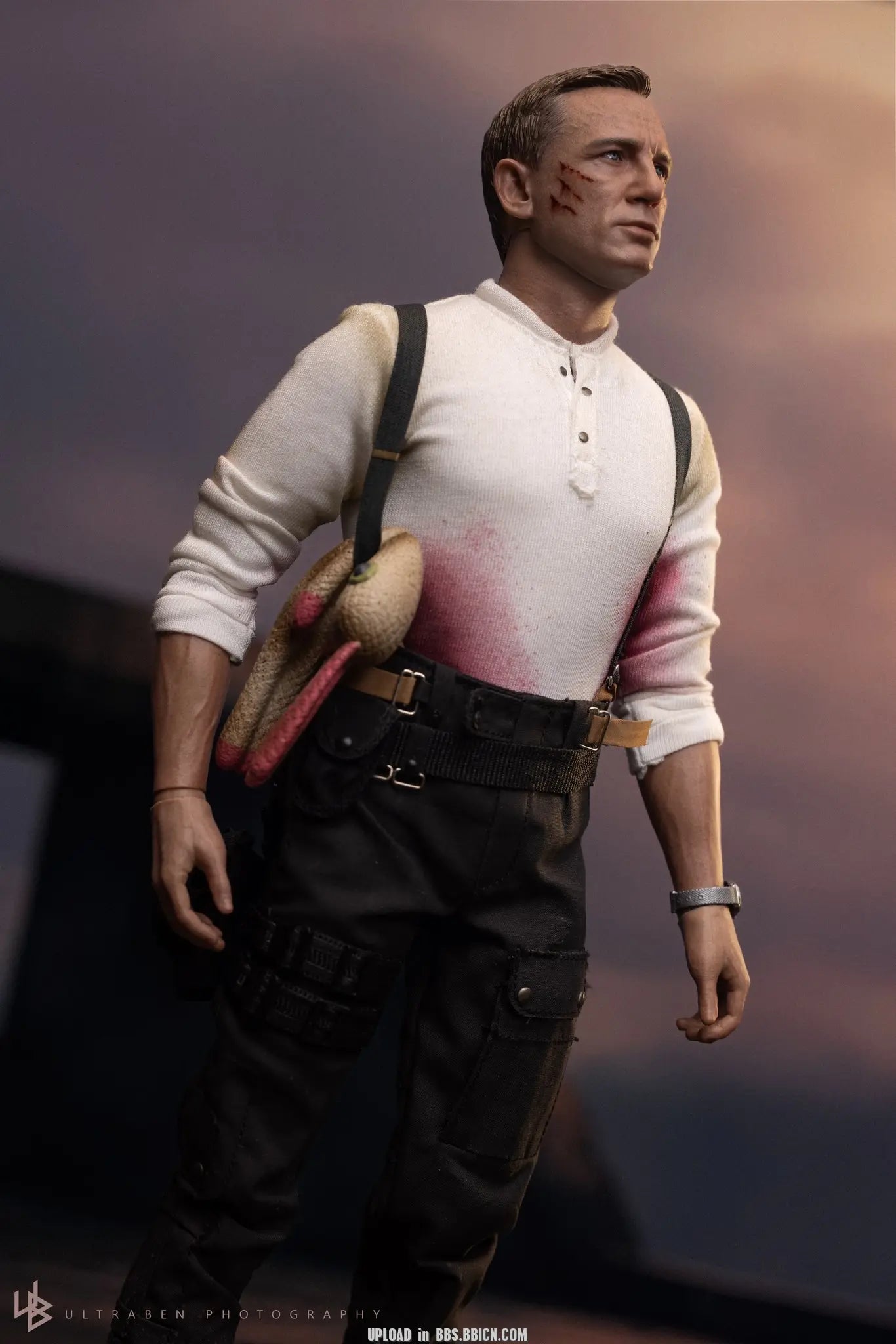 Hottoys - No Time To Die James Bond (Commando Outfit) 1/6th scale Collectible Figure MMS804 (Licensed)
